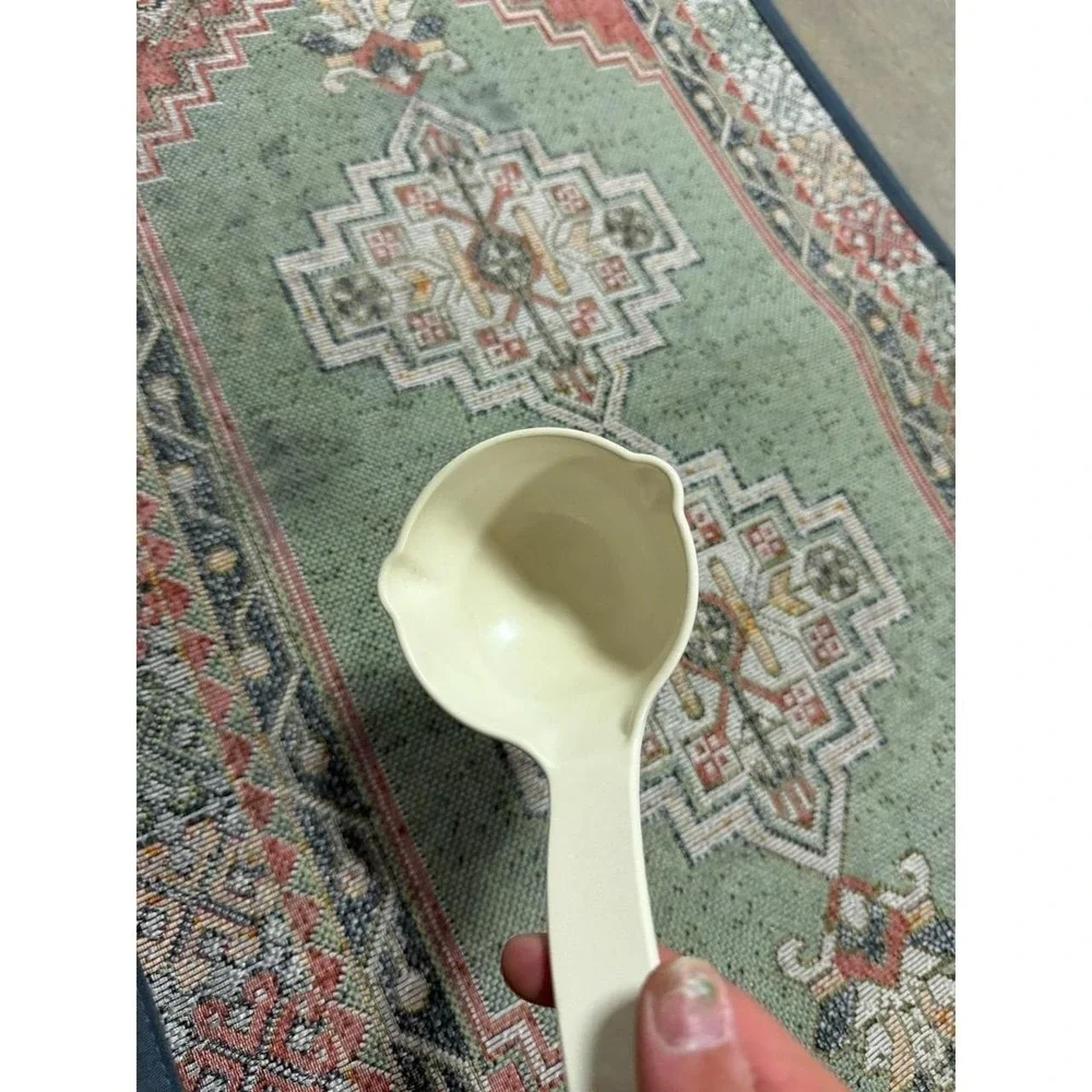 Vintage Rubbermaid Cream Plastic Soup Ladle Dual Pour Spouts Off White 1978